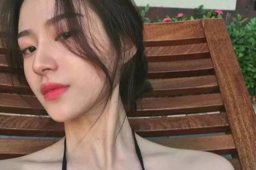 IU与边佑锡在《完美王冠》片场练习华尔兹与吻戏的趣味花絮！